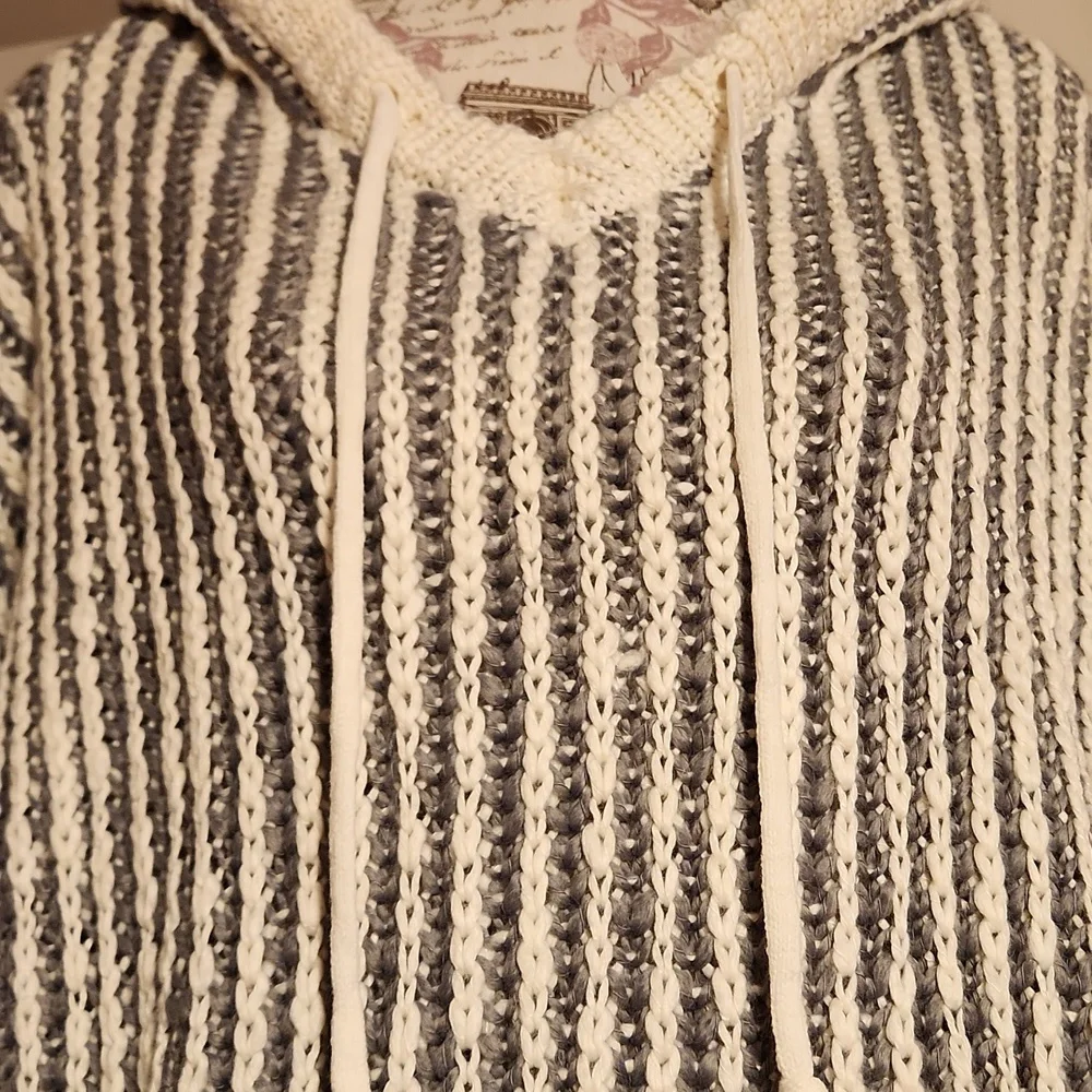 Hooded Sweater - Picture 2 of 6